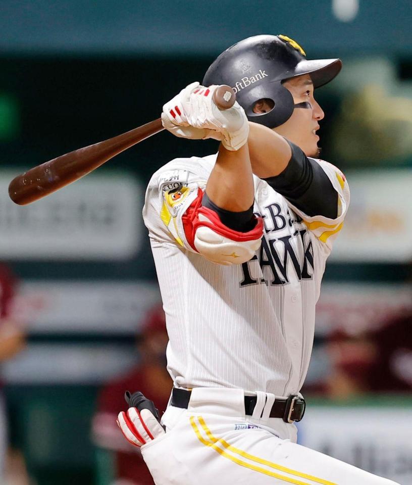 ７回ソフトバンク２死、栗原が左越えに本塁打を放つ＝ペイペイドーム