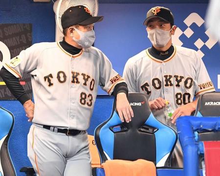 　原監督（左）と話し合う阿部１軍作戦コーチ