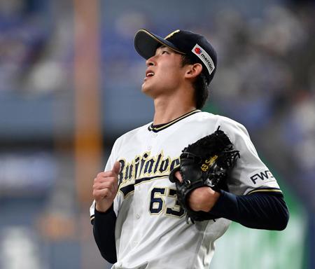 ３回日本ハム２死三塁、オリックス・山崎颯一郎は日本ハム　西川遥輝に同点適時二塁打を打たれ悔しそうな表情を見せる＝京セラドーム大阪（撮影・山口登）