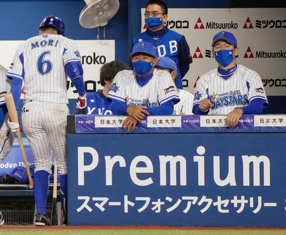 　９回、試合を見つめるＤｅＮＡ・三浦監督（右端）ら＝横浜