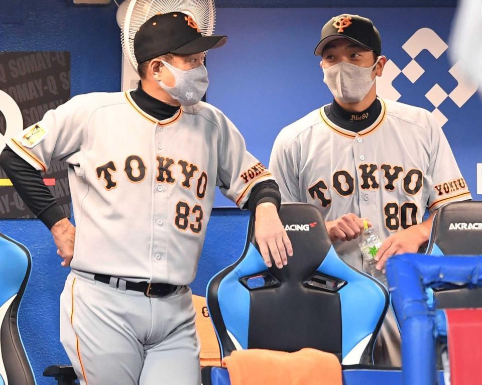 　原監督（左）と話し合う阿部１軍作戦コーチ