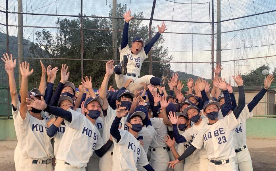 　胴上げで５度宙に舞った神戸大・中井監督（中央）