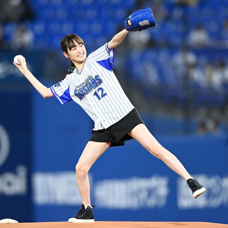 始球式で投球する尾碕真花＝横浜スタジアム（撮影・飯室逸平）