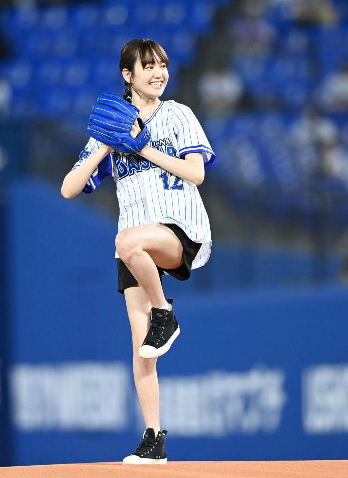 始球式で投球する尾碕真花＝横浜スタジアム（撮影・飯室逸平）