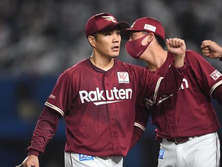 ７回、ロッテ・角中を二ゴロに打ち取りナインとグータッチを交わす楽天・則本昂