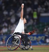 始球式を務める東京パラリンピック・車いすテニス男子金メダリストの国枝慎吾＝ＺＯＺＯマリン（撮影・開出牧）
