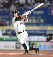 １回ロッテ無死、先制の左越えソロを放つ荻野貴司＝ＺＯＺＯマリン（撮影・開出牧）