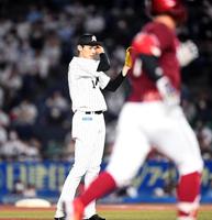 ２回、鈴木（手前）に同点の右越えソロを打たれた佐々木朗