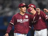 ７回、ロッテ・角中を二ゴロに打ち取りナインとグータッチを交わす楽天・則本昂