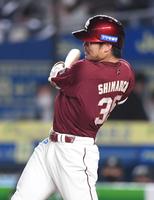 ４回、同点の右越え適時二塁打を放つ島内（撮影・開出牧）