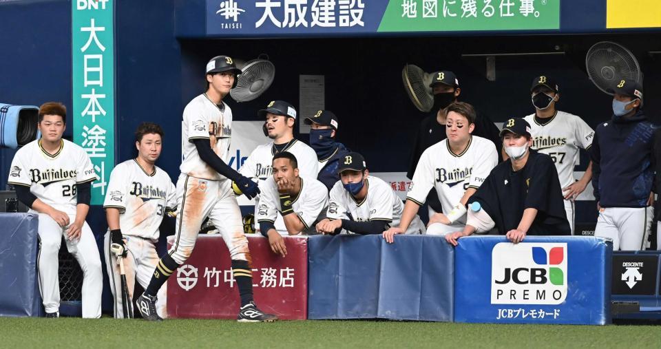 　９回、佐野皓（左から３人目）が盗塁に失敗しガックリするオリックスナイン