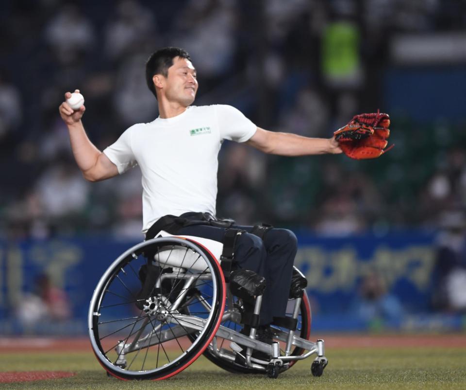 始球式を務める東京パラリンピック・車いすテニス男子金メダリストの国枝慎吾＝ＺＯＺＯマリン（撮影・開出牧）