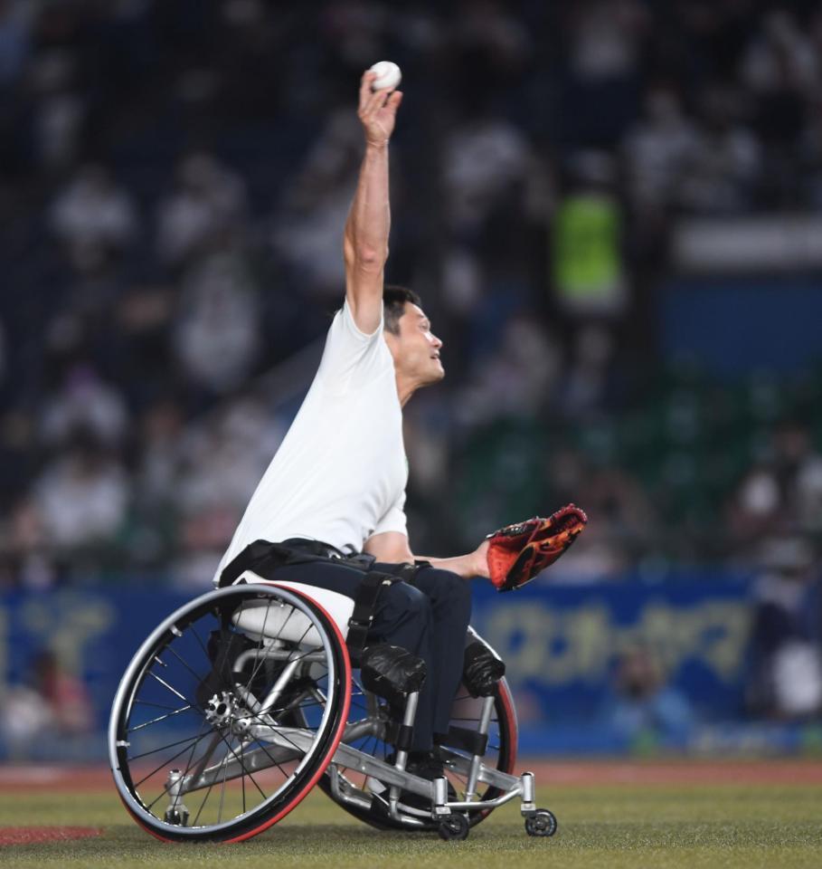 始球式を務める東京パラリンピック・車いすテニス男子金メダリストの国枝慎吾＝ＺＯＺＯマリン（撮影・開出牧）