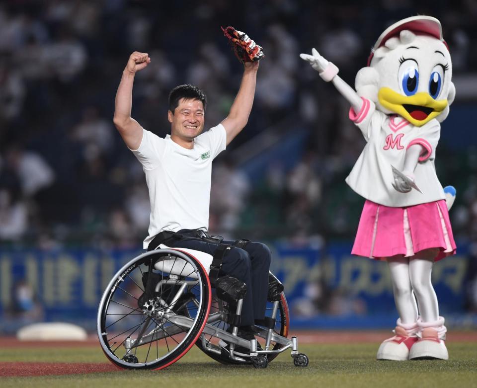 始球式を務めガッツポーズを決める東京パラリンピック・車いすテニス男子金メダリストの国枝慎吾＝ＺＯＺＯマリン（撮影・開出牧）