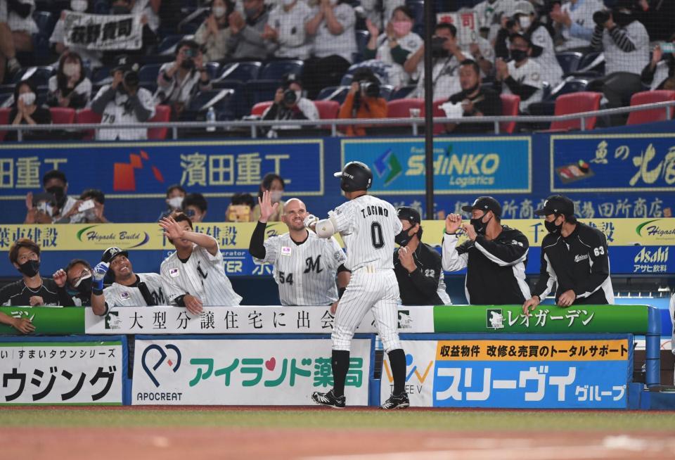 １回、先制の左越えソロを放ちナインとタッチを交わすロッテ・荻野貴司（中央手前）＝ＺＯＺＯマリン（撮影・開出牧）