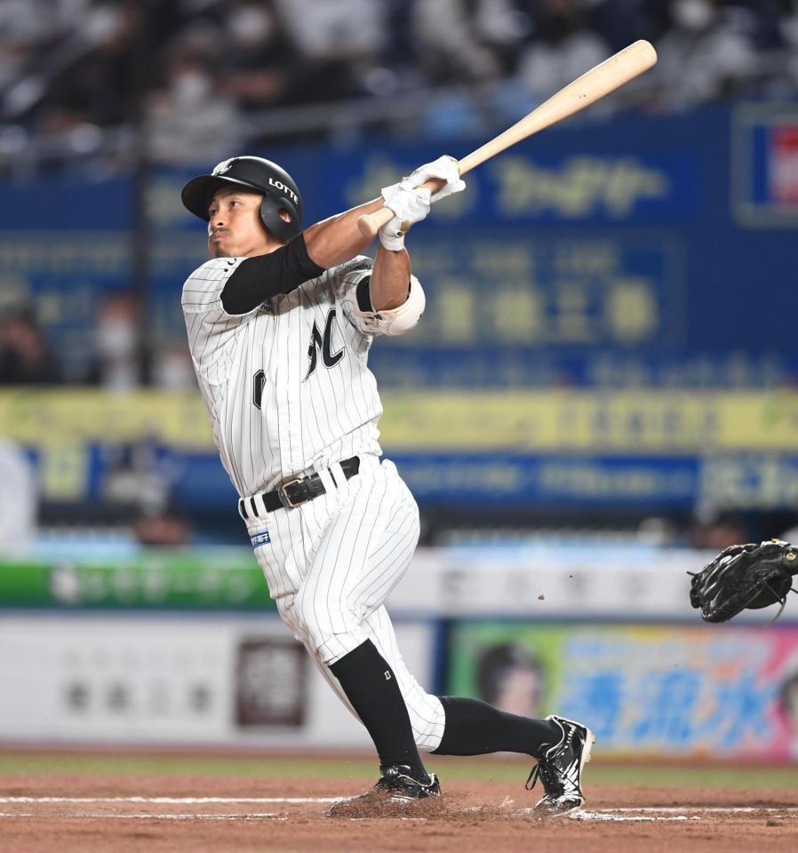 １回ロッテ無死、先制の左越えソロを放つ荻野貴司＝ＺＯＺＯマリン（撮影・開出牧）