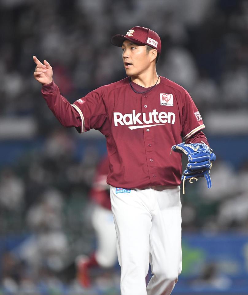 ４回、藤岡を遊ゴロに打ち取りしてやったりのポーズを決める楽天・則本昂