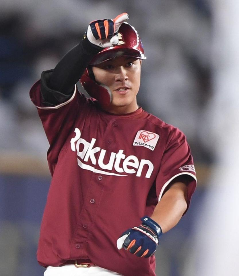 　９回、勝ち越しの左越え適時二塁打を放ちポーズを決める渡辺