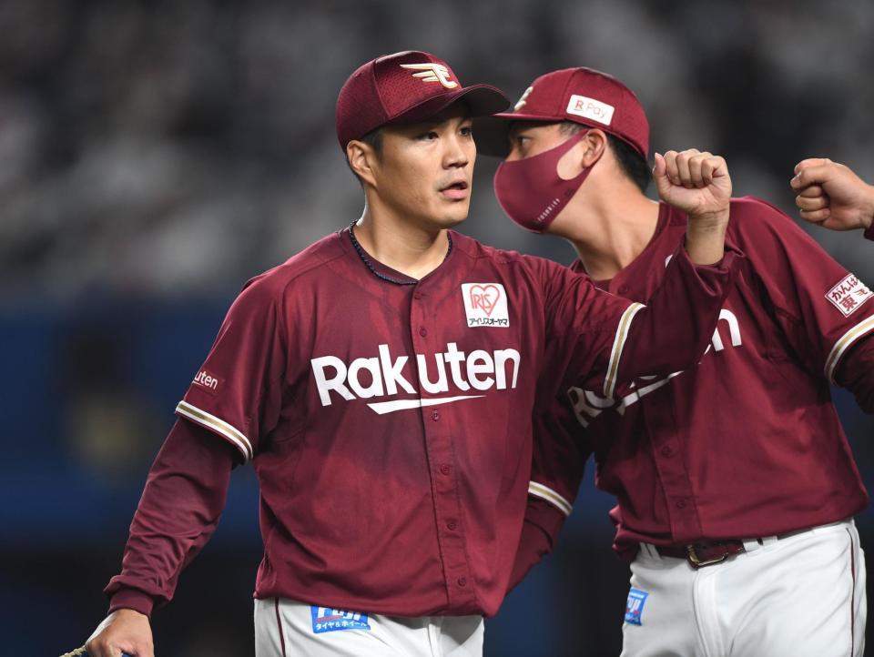 ７回、ロッテ・角中を二ゴロに打ち取りナインとグータッチを交わす楽天・則本昂