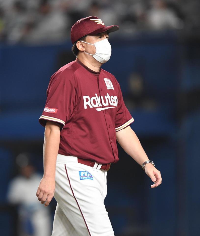 ８回、投手交代を告げた楽天・石井一久監督＝ＺＯＺＯマリン（撮影・開出牧）