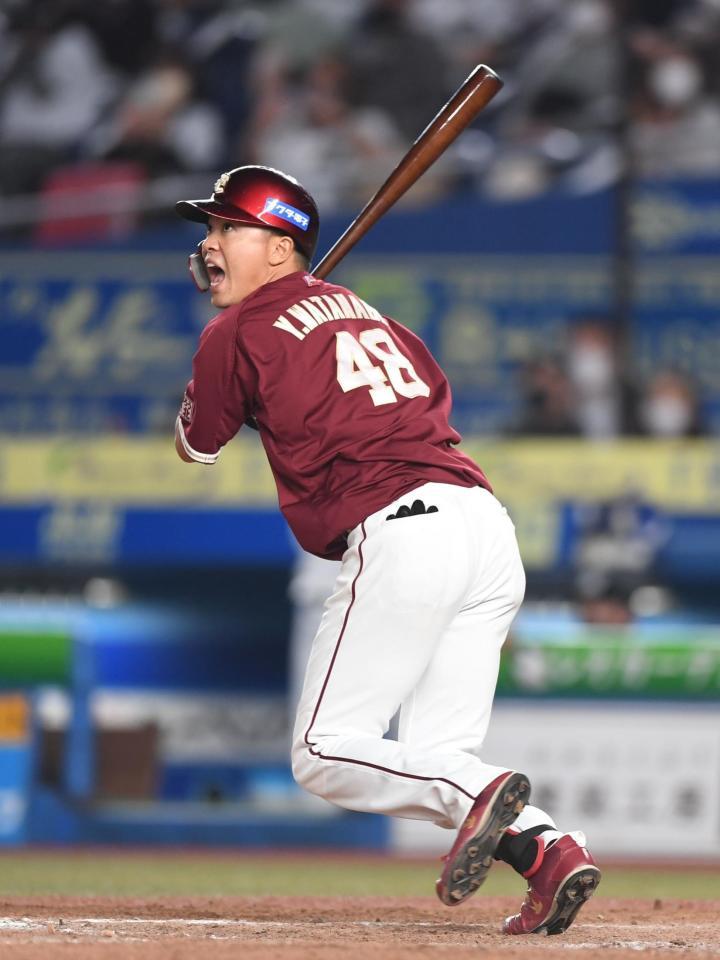 ９回、勝ち越しの左越え適時二塁打を放ち雄叫びをあげる渡辺佳（撮影・開出牧）