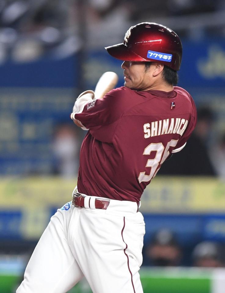 ４回、同点の右越え適時二塁打を放つ島内（撮影・開出牧）