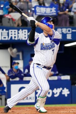 　２回ＤｅＮＡ２死、佐野が右越えに２打席連続本塁打となる満塁本塁打を放つ＝横浜