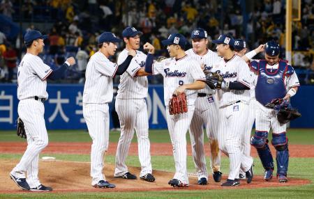 　阪神を破って７連勝を飾り、喜ぶヤクルトナイン。優勝マジックが今季初点灯した＝神宮