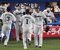 　６回、ナインと笑顔でハイタッチの奧川（撮影・金田祐二）