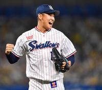 　６回、中野を二ゴロ併殺に打ち取ってガッツポーズの奥川（撮影・西岡正）