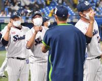 　阪神に勝利し、奥川（手前）を迎える高津監督（左から２人目）＝撮影・西岡正