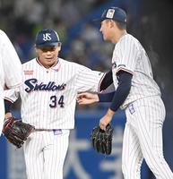 　７回、奥川に代わりマウンドに上がる田口（撮影・飯室逸平）