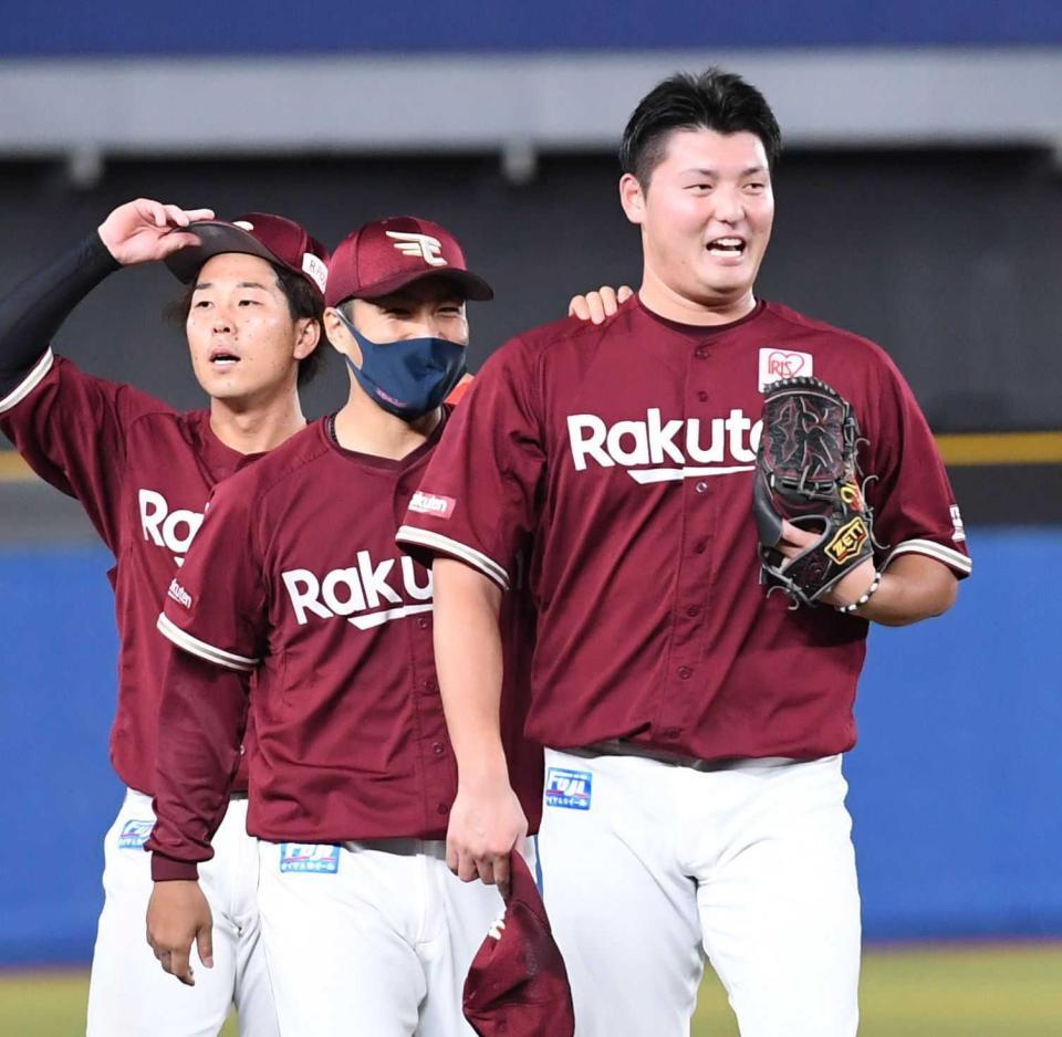 　先発の則本昂（中央）にプロ初セーブを祝福され笑顔の安楽