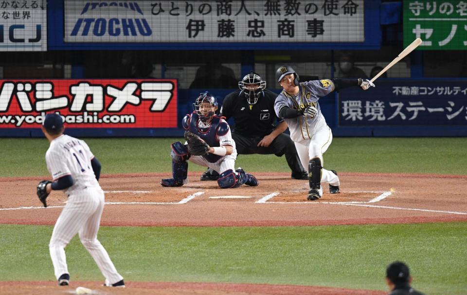 　７回、空振り三振に倒れる大山（撮影・金田祐二）