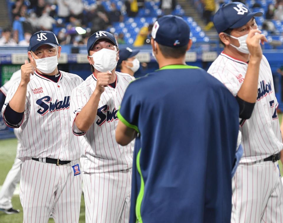 　阪神に勝利し、奥川（手前）を迎える高津監督（左から２人目）＝撮影・西岡正