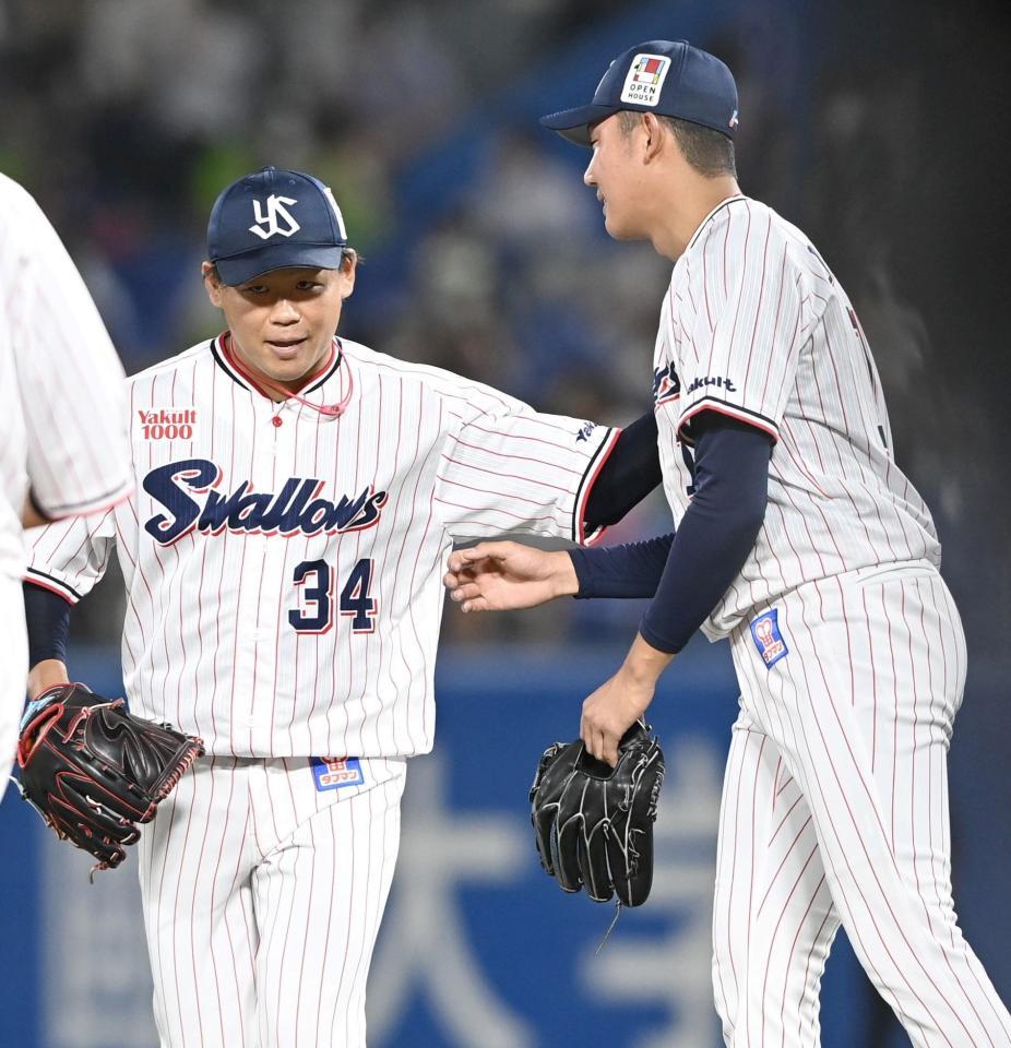 　７回、奥川に代わりマウンドに上がる田口（撮影・飯室逸平）