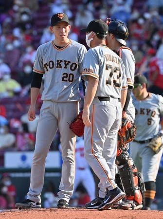 ４回、菊池涼に右前打を打たれ、降板を告げられる戸郷（左）