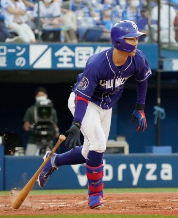 　９回中日１死満塁、京田が一塁強襲の決勝２点打を放つ＝横浜