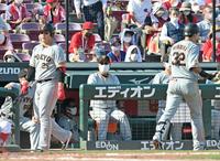 　３回、戦況を見守る原監督（中央）。右は空振り三振に倒れて引き揚げる広岡。左はネクストバッターズサークルへ向かう岡本和（撮影・立川洋一郎）