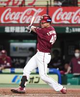 ５回、先制の中前打を放つ渡辺佳