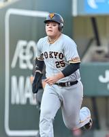 ６回、丸の飛球を左翼手・西川が好捕し、慌てて一塁へ帰塁しようとする一走・岡本和（撮影・立川洋一郎）