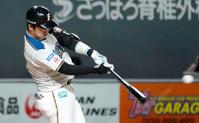 ４回日本ハム１死一、二塁、谷内が中前に勝ち越し打を放つ＝札幌ドーム