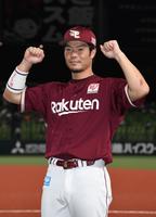 ヒーローインタビューを終え、ポーズをとる島内