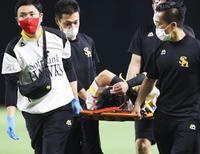 　８回、若月の打球を追ってフェンスに激突し、担架で運ばれる牧原大