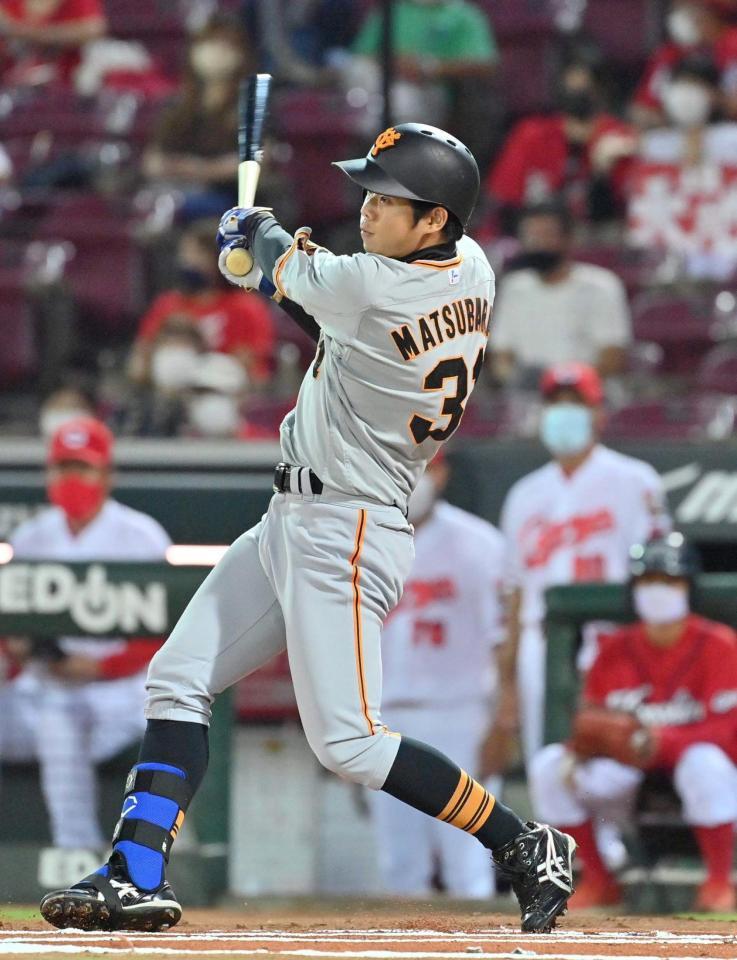 　１回、中越えに先頭打者本塁打を放つ松原