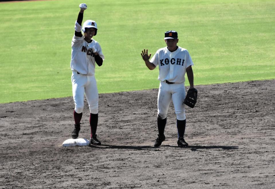 ５回、逆転の３点適時二塁打を放ちガッツポーズを決める高知・松本（左）