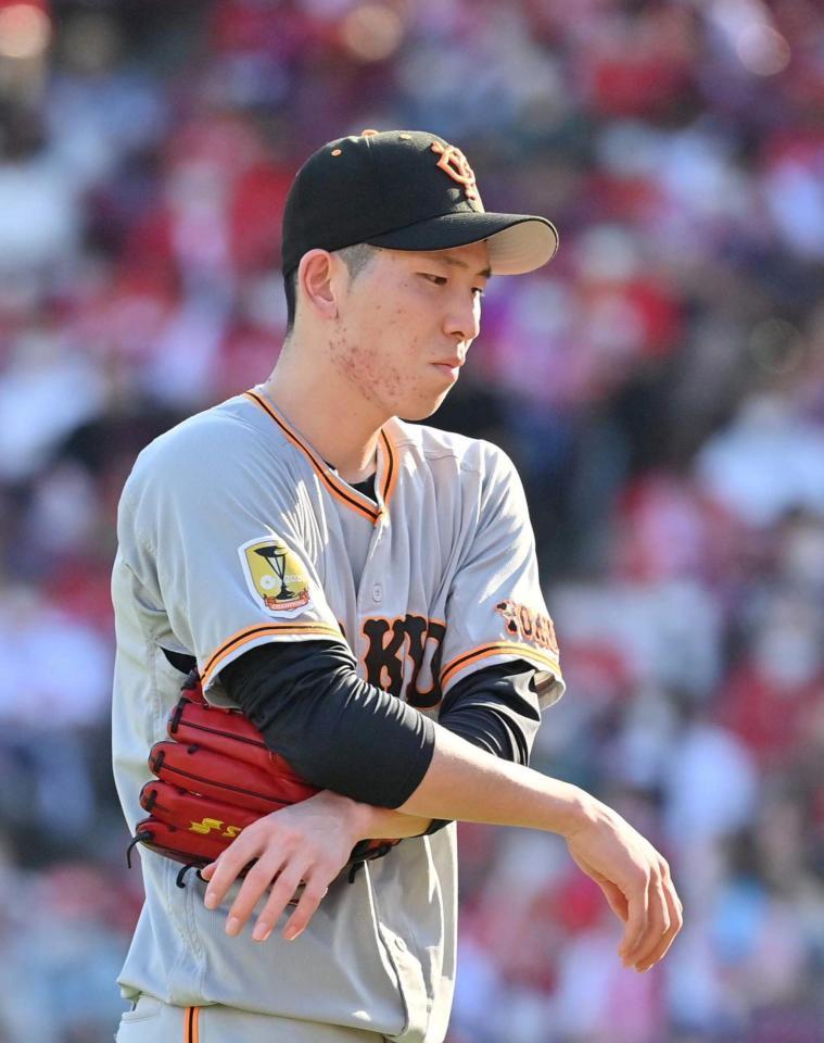 ４回、菊池涼に右前打を打たれ、降板する戸郷