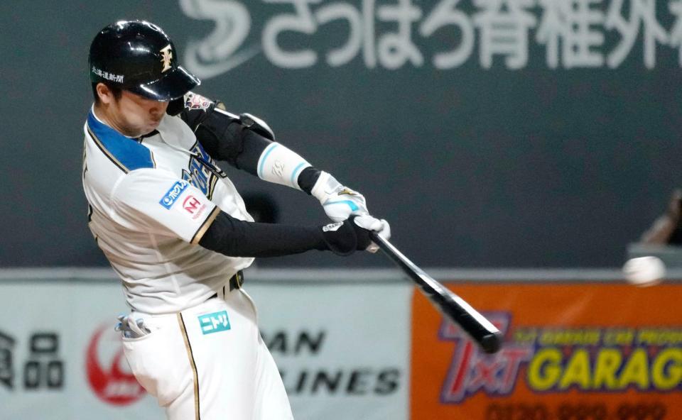 ４回日本ハム１死一、二塁、谷内が中前に勝ち越し打を放つ＝札幌ドーム