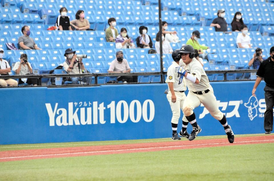 　リーグ戦初本塁打を含む２安打３打点とアピールした明大・丸山