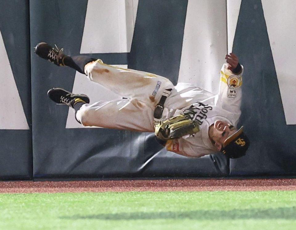 　８回、若月の打球を追ってフェンスに激突する牧原大